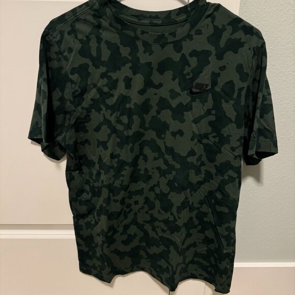 Nike Camo Short Sleeve Shirt | Size M - Picture 2 of 2